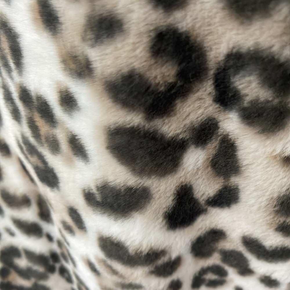 🆕💋BETSEY JOHNSON💋LUXE FAUX FUR THROW/BLANKET - Picture 4 of 9